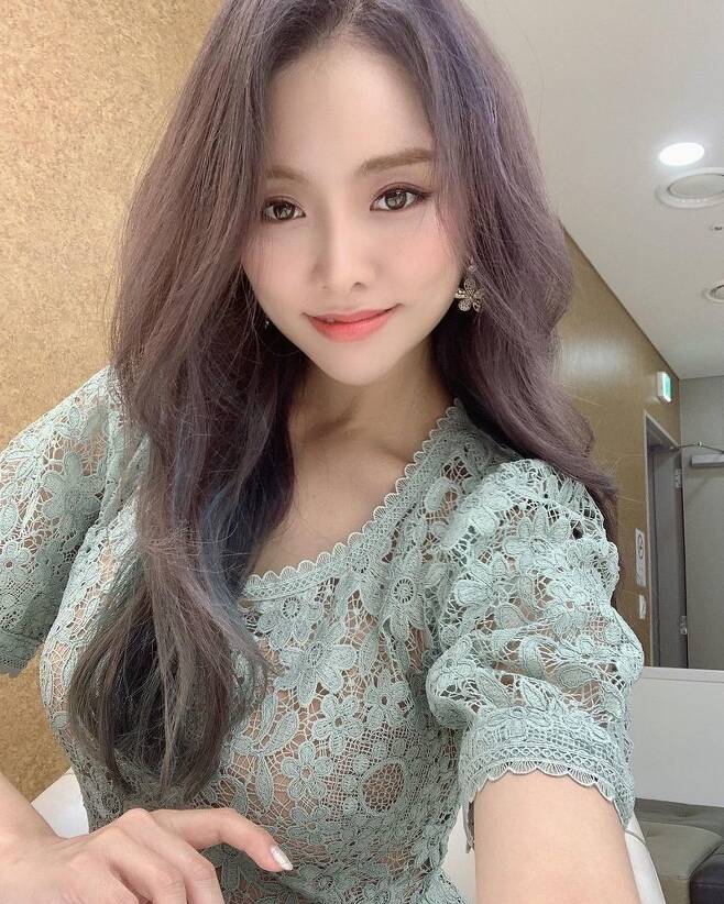 Singer Seol Ha-yoon showed off his extraordinary vibe with subtle hair colours.Seol Ha-yoon uploaded a picture to his Instagram on July 26 with the phrase chromatic sunyo.In the photo, Seol Ha-yoon is smiling lightly in a dress; Seol Ha-yoon boasts beauty in subtle purple hair colours.The netizens who saw this responded such as It is so beautiful, Fantasy, It is more beautiful because it is dyed.Singer Yoyomi commented, Whatever you do, you are pretty.Seol Ha-yoon debuted in 2016 with his mini-album Im Going to Report; he later released Man Makes Women Boosty, Kokcock, Cold Up and Break Square.Seol Ha-yoon participated in SBS FiL and SBS MTV The Trot Show recording on the 26th.