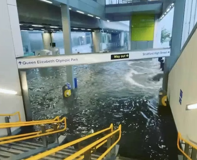 갑작스럽게 내린 폭우로 물에 잠긴 런던의 한 전철역