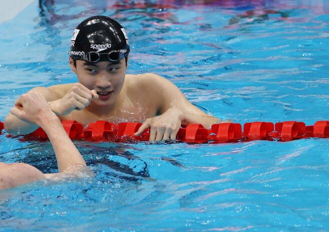 ▲ 황선우가 25일 일본 도쿄 아쿠아틱스센터에서 열린 도쿄올림픽 수영 남자 자유형 200m 예선에서 한국신기록인 1분44초62를 기록한 뒤 기뻐하고 있다. ⓒ연합뉴스