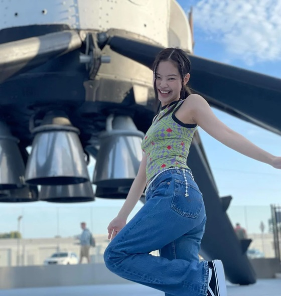 Jenny Kim posted a photo on Instagram on Wednesday with a post on Rocket Day with My Fairy Princess Grimes (Rocket Day with My Fairy Princess).Grimes also posted a picture of her on the same day, saying, Remembering the time when I and Jenny Kim were on the rocket (remembering the time me and got to climb rockets like..).