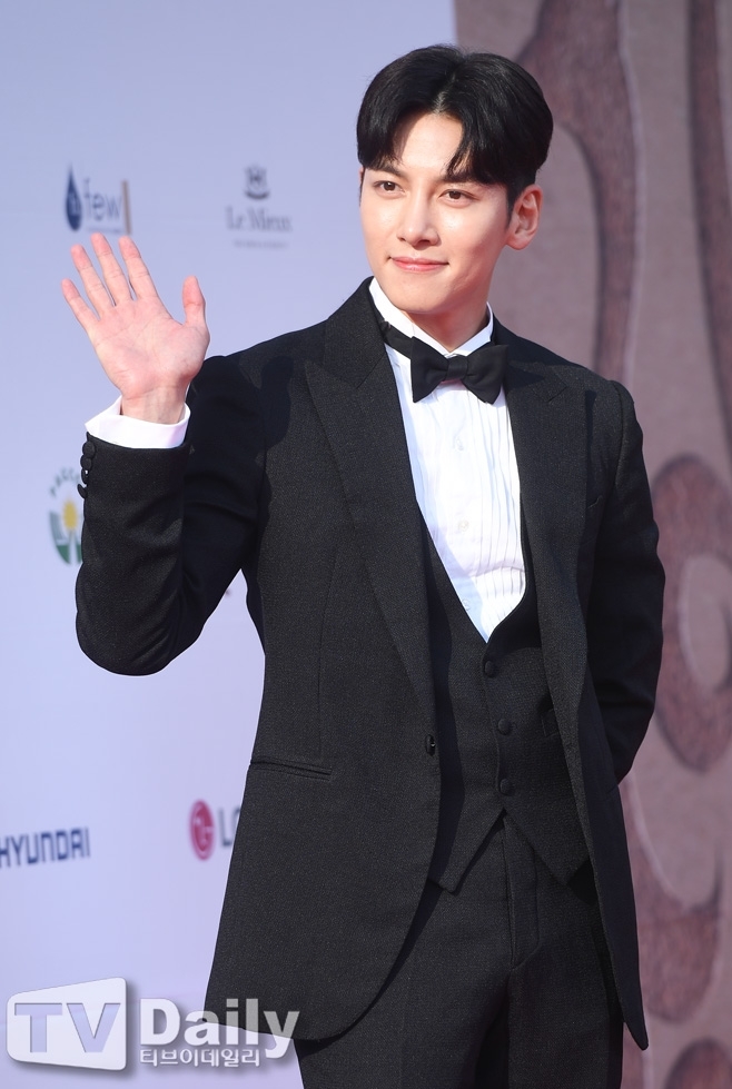 The situation of the broadcasters Danger continues, with actor Ji Chang-wook receiving a tested positive test of a new coronavirus infection (COVID-19).On the 26th, Ji Chang-wooks COVID-19 tested positive news was reported.The agency said, We are continuing to go to the shooting site of the drama, so we have been tested positive for COVID-19 regularly in preemptive response.Ji Chang-wook has been tested positive and is being treated under quarantine authority guidelines.Netflix Drama The Sound of Magic team, which was filming, also stopped shooting immediately after hearing the Ji Chang-wook tested positive news.Actor Choi Sung-eun, who appeared together, was judged by Hwang In-yeop and Ji Chang-wook staff.They will watch the trend with self-pricing. We will watch the situation in the future and discuss the timing of resuming filming, the production team of Drama said.Ji Chang-wooks tested positive news shocked the broadcaster once again.Recently, the number of tested positives in the metropolitan area has surged due to the recent COVID-19 4th pandemic, and the broadcasting industry has been receiving tested positive news from performers and staff every day.Especially in the last few days, there was a disturbance such as Yoo Jae-seok and Jo Se-ho being urgently examined and voiced due to the tested positive of TVN representative entertainment program Yu Quiz on the Block staff.Since it was classified as a close contact with the tested positive, it was difficult to make the production schedule, such as the situation of having to self-price for two weeks and the cancellation of recording of various programs.KBS was in a state of colostrum, such as canceling the live broadcast on the day when the representative cultural program Morning Yard staff was tested positive.Drama also had to stop or adjust the shooting schedule with the staff, the assistant performer tested positive, and all the shooting was stopped and all the shooting was stopped for a week. The Rocket Boys and Not Crazy had to be stopped or adjusted.The same is true of entertainment programs.TV Chosun was delayed by the screening of Mister Trot top 6 Jang Min-ho Young-tak Kim Hee-jae, who was tested positive, and the recording schedule of Pong-Sung-A Academy and Loves Call Center was delayed.SBS canceled all of the recording schedule of Shooting the Goals with the tested positive of the performer Han Hye-jin.