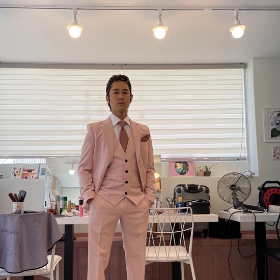 On the 26th, Jung Tae-woo said to his instagram , This is a difficult Pink suit. July 26 is my first meeting with my wife.I wear a Pink look and launch a heart with a lovely heart. In the photo, Jung Tae-woo, dressed in a gorgeous Pink suit, is showing a charming heart pose while looking at the camera.Jung Tae-woo married Jang In-hee, a flight attendant in 2009, and got Hajun in 2010 and Halin in 2015.Photo = Jung Tae-woo Instagram  