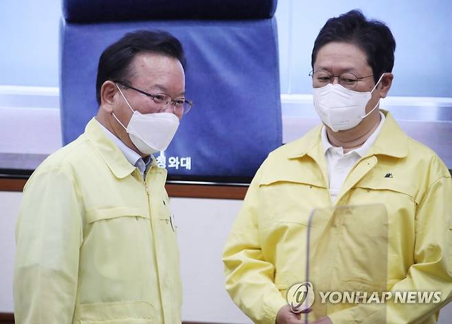 황희 장관과 대화하는 김부겸 총리 (서울=연합뉴스) 김승두 기자 = 김부겸 국무총리가 25일 청와대에서 문재인 대통령 주재로 열린 코로나19 대응 중앙재난안전대책본부(중대본) 영상회의를 정부서울청사에서 참석하며 황희 문화체육관광부 장관과 대화하고 있다. 이날 회의에는 청와대와 정부서울청사, 정부세종청사, 지자체를 화상으로 연결해 진행되며, 김 총리를 비롯한 중앙부처 장관들, 질병관리청장, 17개 시도지사 등이 참석했다. 2021.7.25 kimsdoo@yna.co.kr
