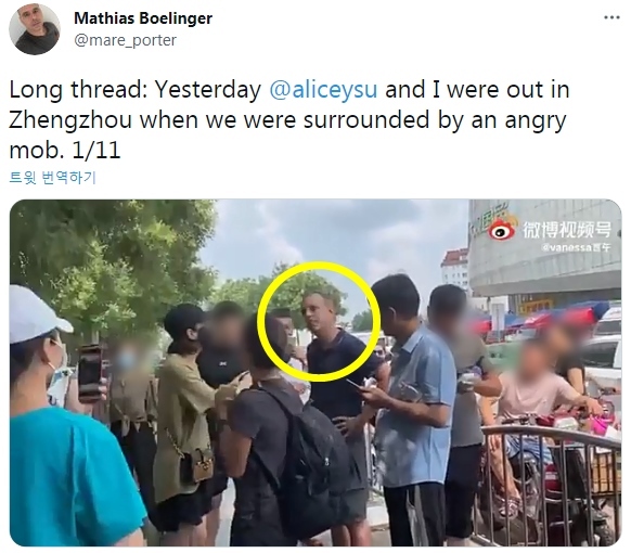 성난 중국 군중들에게 둘러쌓여 있는 독일 기자. 마티아스 베링거 트위터 캡처