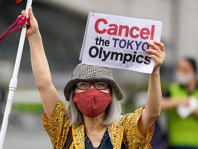 7월9일 도쿄 고마자와 올림픽공원 체육관 앞에서 올림픽 개최 반대 시위를 벌이는 시민. ⓒAP Photo