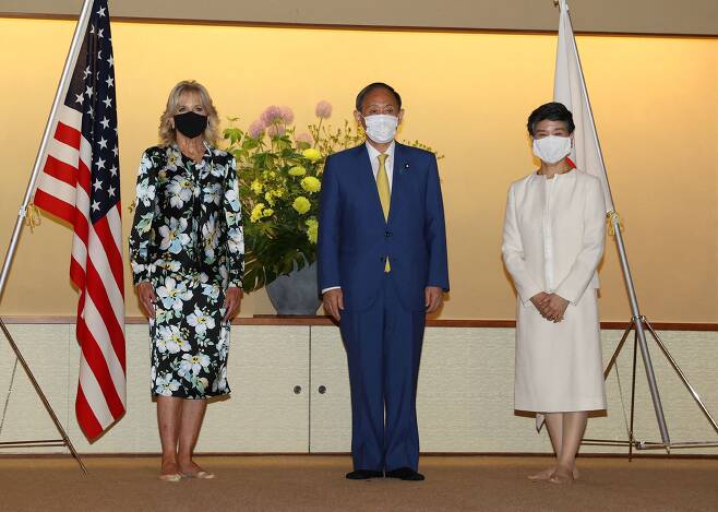 스가 요시히데(가운데) 일본 총리와 부인 스가 마리코 여사가 도쿄올림픽 개막 전야인 22일 도쿄 아카사카 영빈관에서 질 바이든(왼쪽) 미국 대통령 부인과 만나 기념촬영을 하고 있다./AFP 연합뉴스