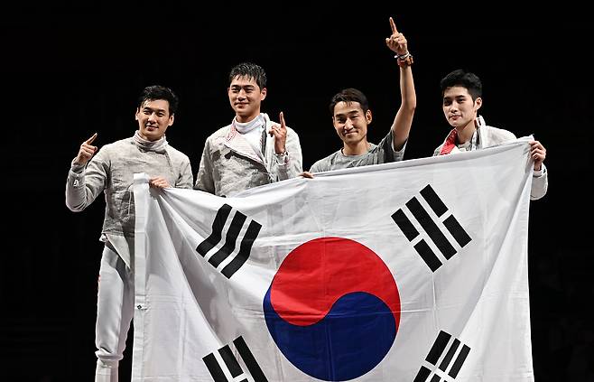구본길,오상욱, 김정환, 김준호(왼쪽부터)가 28일 일본 지바 마쿠하리 메세 B홀에서 열린 2020 도쿄올림픽 펜싱 남자 사브르 단체 결승전 이탈리아와의 경기에서 승리한 뒤 태극기를 들고 있다.2021.07.28 지바=이태경 기자