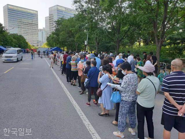 중국 베이징 주택가 근처 임시 접종소에서 주민들이 코로나 백신을 맞기 위해 길게 줄을 서 있다. 베이징=김광수 특파원