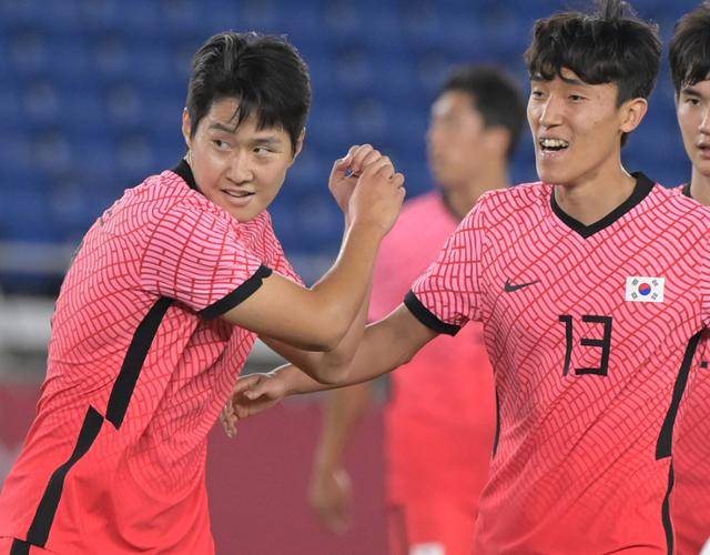 이강인(왼쪽)이 28일 일본 요코하마 인터내셔널 스타디움에서 열린 2020 도쿄올림픽 남자축구 조별리그 B조 3차전에서 온두라스를 상대로 팀의 6번째 골을 기록한 뒤 야구 세리머니를 펼치고 있다. 요코하마=올림픽사진공동취재단