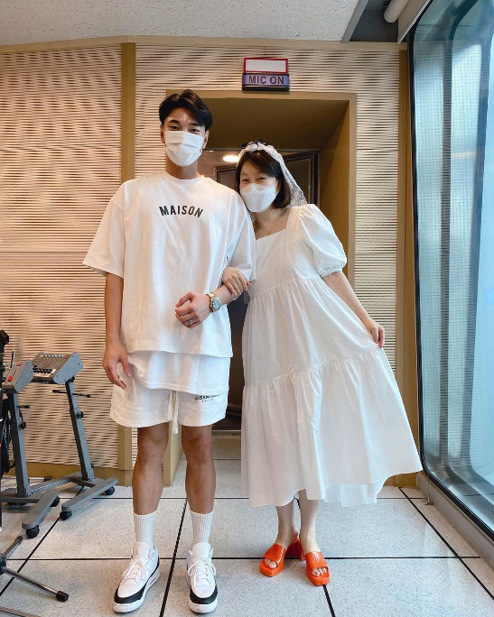 Broadcaster and actor Hwa-Jeong Choi directed Lee Min-woong and Wedding ceremony.On the 28th, SBS Power FM Hwa-Jeong Chois Power Time official Instagram said, I did a wedding ceremony where I dressed up like this today and my family opened up.In the photo, Hwa-Jeong Choi and Lee Min-woong, dressed in white as if they were dressed in matching, mimic the marriage pledge.Hwa-Jeong Choi made a cotton cloth and directed the bride and groom position with Lee Min-woongs arms folded, and Dong Ji-hyun, who had a thick karaoke policy, appeared as a witness to Wedding ceremony.Meanwhile, shopping hosts Dong Ji-hyun and Lee Min-woong are appearing together on SBS Power FM Hwa-Jeong Chois Power Time.The netizens responded that they were surprised to see Park Soo-hong married, Hwa-Jeong Choi is surprised twice, I am surprised many times today, Hwa-Jeong Choi and Lee Min-woong are 20 years old, and It suits well.
