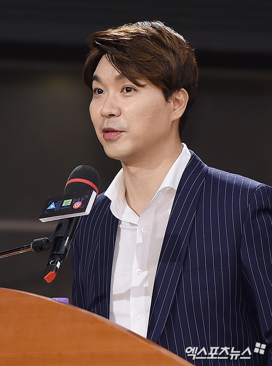 Park Soo-hong surprised the public by telling the surprise marriage news through Cat Dahongs SNS account on the 28th.Park Soo-hong said: I became the head of a family today.I did Marriage report with my loved ones. As the most, as a husband, as a father of Dahong who gave me hope for life, I live for my family and try to build an ordinary family.Son, who is known as a close junior of Park Soo-hong, said in his Instagram, I have a sister-in-law who has dreamed for 20 years. If you did not have a brother-in-law, you could have made a dangerous choice when this was not possible.Park Soo-hong also said that he did not have a marriage ceremony and did Marriage report first, adding, I met someone who wanted to share my future, and I have a deep faith in each other and love each other as much.So, Song Eun-yi, a best friend of the entertainment industry, congratulated marriage with a comment saying, Congratulations on Dahong Abuji!Kim Soo-yong also wrote a applause emoticon, adding: Congratulations are married Park Soo-hong.The public also celebrated the wave of celebration. The netizens responded with a hot response such as I hope you are full of good things in front and I congratulate the three families to Dahongi.Park Soo-hong focused public attention on the conflict with his brother-in-law.It is said that his brother, who has been a manager of Park Soo-hong for 30 years, managed Park Soo-hongs property and seizured about 10 billion won in the name of himself and his wife.Park Soo-hong said it was true that he suffered financial damage through SNS at the time.However, his brother-in-law denied it through an interview with a media and foreseen legal action.The brother-in-law also said that the problem with Park Soo-hong was due to the GFriend, who was born in 1993, and Park Soo-hong tried to introduce GFriend during the New Year holidays in 2020, and changed the name of the house to GFriends name.According to his brother-in-law, Park Soo-hongs GFriend was born in 1993 and the apartment name is also owned by GFriend.Park Soo-hong was born in 1970 and is 52 years old this year. With the big age difference of 23 years gathering attention, the long text of Park Soo-hong is also attracting attention.Park Soo-hong said, I have not lived too much subjectively.I thought that if I stayed alone, all the situations would get better.  I do not want to commit stupidity that hurts my personal affairs. The person who became my wife is a non-entertainer and ordinary person, so I would like you not to over-interest and indiscriminate speculation, he added. He has been silently with me for a long time.Park Soo-hong also posted an additional article and said he had met his wife for four years.Park Soo-hong said, I am so grateful to my wife for understanding my situation and for trying to fit me in. I will live well! Thank you!and showed off his love for his wife.The public is attracting attention to the news of Park Soo-hongs marriage, which has been in the daily life since moving recently.Park Soo-hong boasted of a luxurious new home through YouTube video; the netizens are reacting hotly to the fact that the house was a newlywed.Meanwhile, Park Soo-hong is continuing his legal battle with a civil lawsuit of 11.6 billion won against his brother-in-law.Photo: DB, Park Soo-hong Instagram, Park Soo-hong YouTube channel capture