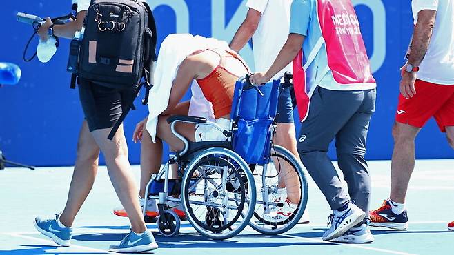 파울라 바도사는 28일 여자 단식 8강전 도중 무더위로 기권을 선언한 뒤 휠체어로 경기장을 빠져나갔다. 도쿄/로이터 연합뉴스