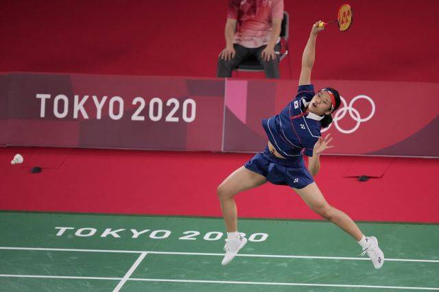 안세영이 29일 일본 도쿄 무사시노노모리 종합 스포츠플라자에서 열린 2020 도쿄올림픽 배드민턴 여자 단식 16강전에서 부사난 옹밤룽판(13위·태국)과 경기하고 있다. 뉴시스