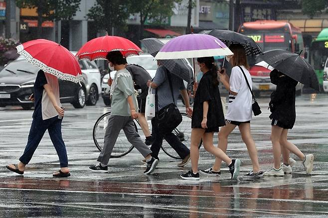 오는 30일 이후부터 낮 최고기온이 35도를 넘나드는 가운데 습도까지 높아질 전망이다. 사진은 지난달 30일 서울 송파구 잠실새내역 인근에서 우산을 든 시민들이 이동하는 모습. /사진=뉴스1