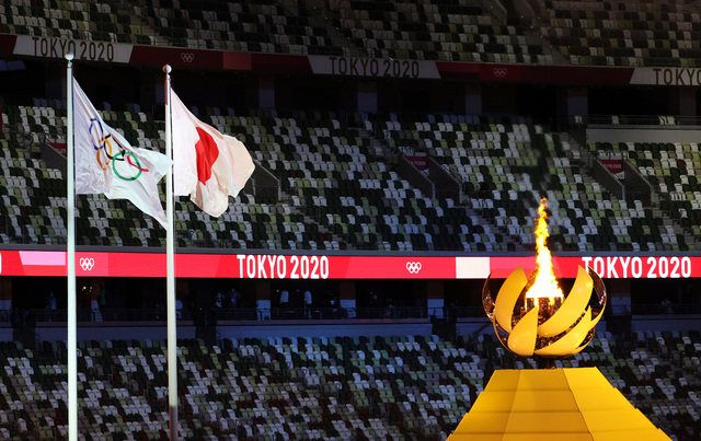 [도쿄(일본)=뉴시스] 최진석 기자 = 23일 도쿄 신주쿠 국립경기장에서 열린 2020 도쿄올림픽 개막식에서 타오르는 성화대 옆으로 오륜기와 일장기가 휘날리고 있다. (공동취재사진) 2021.07.23. myjs@newsis.com