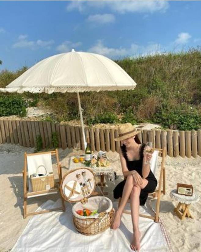 Jessica, a girl from Girls Generation, reported on her vacation home. Jessica posted three photos on her SNS account with an article entitled Chillin Breezin Sippin on the 29th.The photo shows the time of looking at the sea from the beach. Parasols, camping chairs, colloquial tables, and picnic baskets are placed.Jessica, in particular, is holding the attention of those who show off their legs through black dresses, and the white skin and doll-like visuals are also admiring.Jessicas dazzling visuals and refreshing facial expressions are quite a response to the beachs vibe.Jessica, who made her debut with Girl Group Girls Generation in 2007, continues her readership with Girls Generation in 2014.He has been in love with businessman Tyler for eight years after recognizing his relationship with him in 2013.When a marriage question came out on his YouTube channel recently, he said, I have to do it. Take a good look at the time.