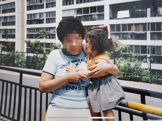 Seo Dong-jooo posted a picture on his 29th day with an article entitled Grandmas Boy was the one who took care of me who was born.The photo, which was released on the day, included a picture taken by Seo Dong-jooo as a child and a picture of Seo Dong-jooo holding Grandmas Boy.My mother, who had only bones, was a very sensitive person to raise Alone, said Seo Dong-joo. Grandmas Boy said she was carrying me with Moy Yat Coffee.I was not Grandmas Boy, I would not have been so healthy. But Seo Dong-jooo, who cannot remember the sincerity of Grandmas Boy, said, (Grandmas Boy) was the kind of person who collected the allowances he received from my mother and brought them to his relatives and cousins in United States of America.Seo Dong-jooo said that mother Seo Jeong-Hee went through a big deal and lived with Grandmas Boy and that we three started to understand each other as a family, as a woman, as a human being.Grandmas Boy, Seo Jin-Hee and Seo Dong-jooo are able to caress and love each other.I was surprised rather than happy about the first situation I had in my life, said 39-year-old Seo Dong-jooo, who received his first allowance from Grandmas Boy a while ago. I always wanted to give my allowance, but I was worried because I was not in a situation.I was tired of the battlefield that I had to survive Alone somehow, and I almost collapsed yesterday. ... Actually I was not Alone, said Seo Dong-jooo, thanking Grandmas Boy.Meanwhile, Seo Jeong-Hees daughter, Seo Dong-jooo, is appearing on the SBS entertainment program Goal Hitting Girls.Grandmas Boy was the one who took care of me, and I was too sensitive to raise Alone.I did not sleep at all, but I had to stay with someone 24 hours a day because I was so excited and full.So Grandmas Boy said he carried me around, spilling Moy Yat Coffee.If it wasnt Grandmas Boy, I wouldnt have been so healthy.Of course I dont have any memory.Grandmas Boy in my Memory was someone who took more cousins than me or my brother.He was the kind of person who collected the allowances he had received from my mother and brought them to relatives and cousins in United States of America.When I came back to Korea during summer vacation or winter vacation, I had a lot of time with Grandmas Boy, but I had never had a deep conversation.So, it was a family, but on the other hand, there was a face-to-face feeling that was like a person.Then, when my mother went through a big deal and Grandmas Boy lived with my mother and took care of it, I, my mother, and Grandmas Boy grew up like a camaraderie.The three of us began to understand each other as a family, as a woman, as a human being, or as a part of us, or as a part of us, that we did not understand each other slowly melted down.Each tendency was really different, but I could still care and love.I had dinner with Grandmas Boy a while ago.Grandmas Boy wants to eat a hamburger, so I wait for the food with the delivery app, but Grandmas Boy suddenly puts out an envelope.Im puzzled and accept it. Its my allowance.The first allowance that Grandmas Boy, who is over eighty, gives me when I am thirty-nine. Grandmas Boy has never given me pocket money before.I was surprised rather than happy about the first situation I had ever experienced.What the hells going on here? Why are you paying me when its not a day? Where did you get the money?Grandmas Boy said he always wanted to give me pocket money, but he was worried because it was not in the right conditions, and he had collected my pocket money by doing flyer alba for the past year.Grandmas Boy, who would have done Moy Yat flyer Alba on a hot day for a year, passed through my head like a movie.I was a child, a thirty-nine-year-old man, a career or a money, and I guess shes still a baby to Grandmas Boy.So I still want to give my allowance, I want to feed rice until my stomach bursts, and I want to take out the chocolate I saved.I was tired of life like a battlefield that somehow I had to survive Alone, and yesterday I almost collapsed....I was not Alone.Coffee There is Grandmas Boy who ran me down and comforted me, and there is a mother who argues with Moy Yat but still has a will.There are also river rats who live only by believing in me.The allowance from Grandmas Boy, who was thirty-nine, raises me back up.Ill cheer you up, Grandmas Boy.Photo: Seo Dong-jooo Instagram