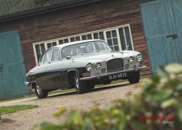 마크 X의 노즈는 가파르게 떨어진다