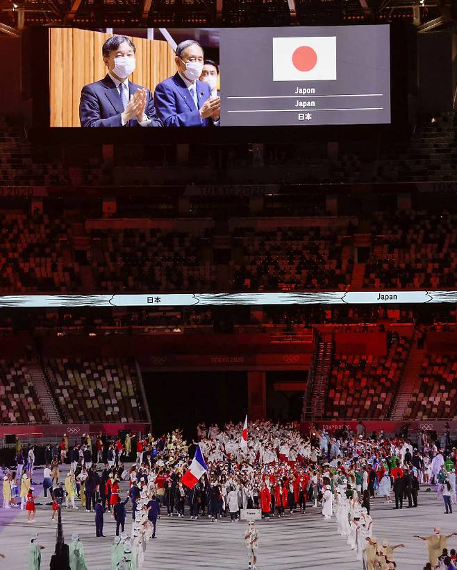 도쿄올림픽 개회식에 참석한 나루히토 일왕(왼쪽)과 스가 요시히데 총리(오른쪽)(사진=AFP)