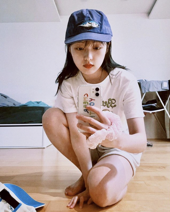 Actor Kim Bo-ra has unveiled a room like The Trace Room.Kim Bo-ra posted a picture on his Instagram on the 30th without comment.The photo shows Kim Bo-ra, who is kneeling on one knee on the floor of the room and making a fat face.Kim Bo-ra showed a sense of familiarity with a comfortable T-shirt, a slightly crumpled hat, and an unstructured bed.Meanwhile, Kim Bo-ra made his debut through KBS Drama Wedding in 2005 and was loved by JTBC Drama SKY Castle which ended in 2019.