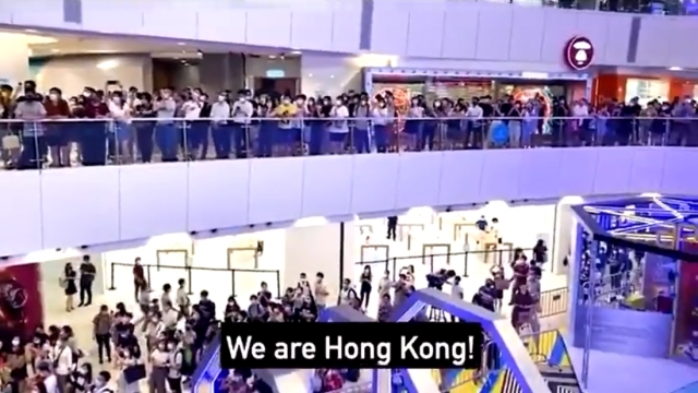 26일 청카룽의 올림픽 펜싱 남자 플뢰레 개인전을 보러 온 홍콩 시민들. 트위터 캡쳐