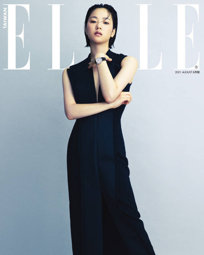 Actor JeJeJeon Yeo-been has covered the August issue of Elle Taiwan, a Taiwan fashioned version.Recently, while Vincenzo has been a big hit in Taiwan, attracting a hot response from Taiwan fans, JeJeJeon Yeo-been received a love call from Elle Taiwan. Elle said, I wanted to show JeJeJeon Yeo-been as a model of three cover that I did not do well. It also made the popularity of JeJeon Yeo-been realize.JeJeJeon Yeo-been in the three cover pictures that are open to the public collects attention with its elegant and luxurious atmosphere and uniqueness.She is digesting any fashion with her own charm, and she is proud of her beautiful visuals as well as the different images that have not been shown in this picture.On this day, JeJeJeon Yeo-been is a back door that has completed a high-quality picture with a delicate expression, pose, and professional posture, each of which has different charms.On the other hand, the picture of JeJeJeon Yeo-been can be found in the August issue of Elle Taiwan.