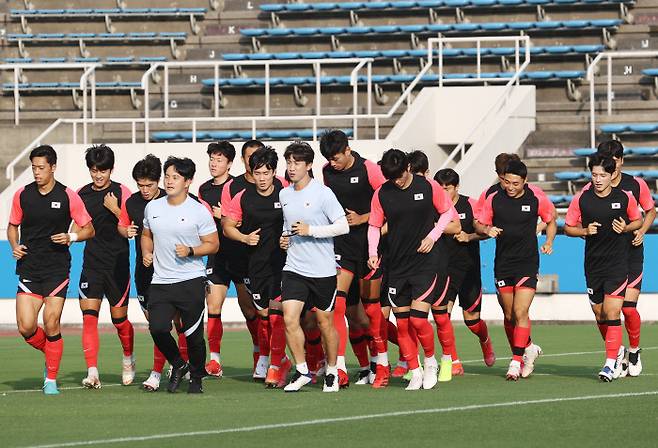 한국 올림픽축구대표팀 선수들이 30일 일본 요코하마의 마쯔자와 스타디움에서 가벼운 러닝으로 몸을 풀고 있다.  요코하마 | 연합뉴스