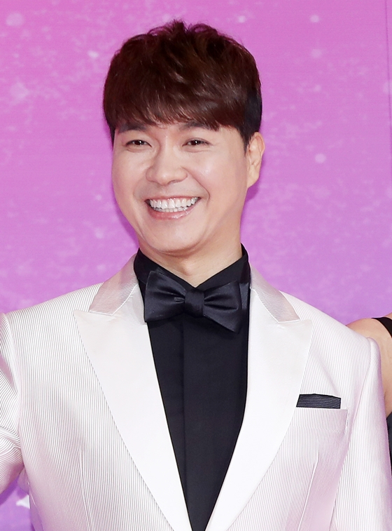 It is a controversy that is not the time to get off the comedian Park Soo-hongs SBS entertainment program My Little Old Boy.It is pointed out that he was broadcasting with a false concept in a situation where he was in a relationship with GFriend.Park Soo-hong announced on the 28th that he had reported his marriage to GFriend through his Instagram account.Park Soo-hong, 52 years old this year, has been celebrating the marriage news of fellow entertainers such as Song Eun, Kim Soo-yong, Son Hun-soo and Shim Jin-hwa.It is good news to be blessed, but there are also gazes that are not good.Park Soo-hong acted as a soloist while appearing in My Little Old Boy, which mainly contains the daily life of a single man in his 30s and 40s.It is pointed out that false broadcasting undermined My Little Old Boy reliability.Park Soo-hong has been a member of the My Little Old Boy first year since August 2016.Park Soo-hong led the early popularity of My Little Old Boy as a ironless character who enjoys fellow entertainers and clubs, unlike his mothers desire for marriage.However, over time, Park Soo-hongs volume began to decline slightly, and Park Soo-hong decided to get off with his mother in April, starting a legal lawsuit over his brother-in-law and embezzlement of 10 billion won.About four months later, Park Soo-hong announced marriage; Park Soo-hong said he met his wife in December 2018 with an acquaintance and dated her for four years in numbers.Park Soo-hong and his wifes love affair overlap with Sigi in My Little Old Boy.However, it is unreasonable for Park Soo-hong to make a Grand Prize of criticism because there was a GFriend at the time of My Little Boy appearance.Love and marriage need to be distinguished: My Little Old Boy is not Solonam but Singlenams observational entertainment.If the performers marriage during the appearance of My Little Old Boy, it is right to get off the program personality, but it is a matter of thinking about dating differently.As much as singer Kim Hee-chul has appeared in My Little Old Boy until recently, while publicizing with the mother of girl group Twice.Singer Kim Gun-mo also announced pianist and professor Jang Ji-yeon and marriage during the appearance of My Little Old Boy.In addition, Park Soo-hongs fact that there is a GFriend has already been revealed in April during his brother-in-law and dispute.Now it is nothing more than catching the pod to take issue with Park Soo-hongs My Little Old Boy getting off Sigi.Even celebrities who are classified as complete, the part about GFriend is extremely private. It is also an individuals judgment whether to disclose it through broadcasting.Park Soo-hong said in an interview with the company when he raised his share price in My Little Old Boy in 2016, I will not try to make a difference.If you meet a person, you will love and develop naturally, and if you develop, you will lead to marriage. I do not know people, so I believe in fate. Park Soo-hong finally met his fateful opponent, and deserves a warm applause rather than a stinging gaze.