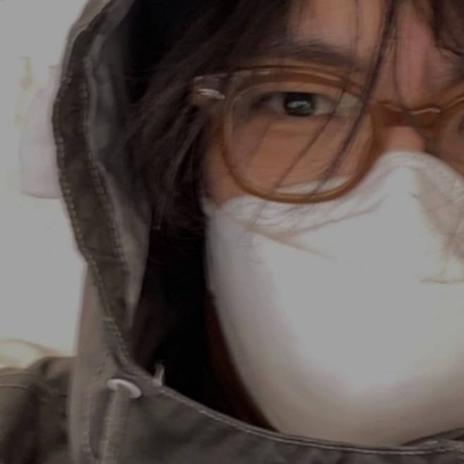 The tower posted a picture on Instagram on the 30th without any comment.In the photo, the tower was wearing horn-rimmed glasses and masks and wearing a hood over the top. He looked at the camera closely and made a Settai-mixed expression.Meanwhile, Top signed a third renewal contract with his agency YG Entertainment last year; he has not been in official action since the cancellation in July 2019.