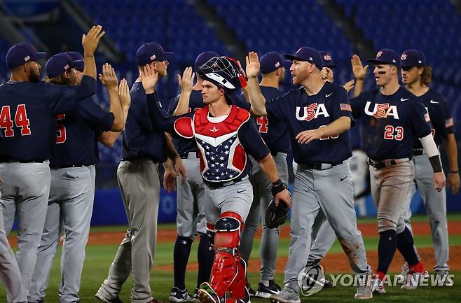 하이파이브 하는 미국 야구대표팀 미국 야구대표팀 선수들이 30일 일본 가나가와현 요코하마 스타디움에서 열린 2020 도쿄올림픽 야구 B조 조별리그 이스라엘과 경기에서 완승한 뒤 하이파이브를 하고 있다. [로이터=연합뉴스]
