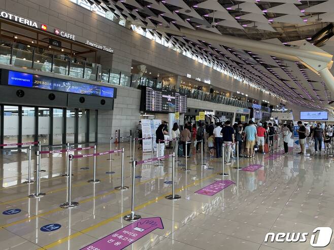 31일 오전 11시 김포공항 출발장 모습 © 뉴스1/박재하 기자