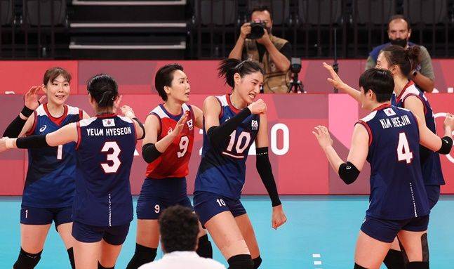 한일전 승리로 장식한 한국 여자배구대표팀. ⓒ 뉴시스