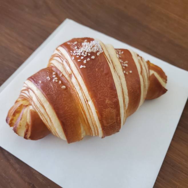 To nab one of Artisan Croissant Bukchon’s laugencroissants, it is wise to visit before 2 p.m. to 4 p.m., says head chef Kim Jin-mo. (Photo credit: Artisan Croissant by Artisan Bakers)