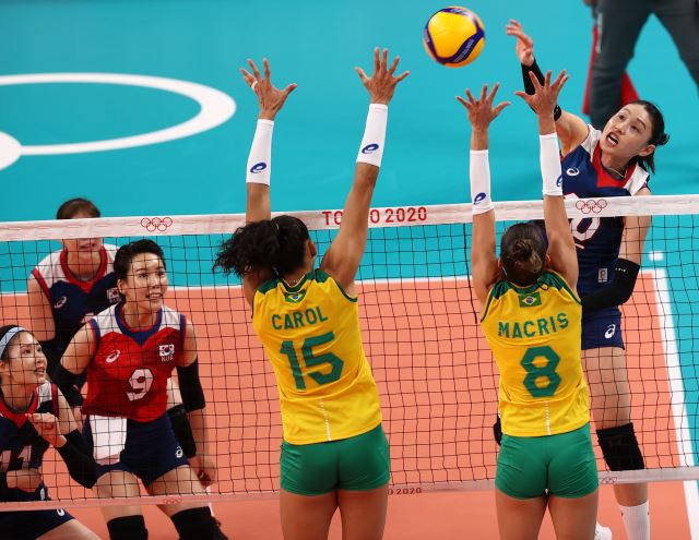 25일 도쿄 아리아케 경기장에서 열린 도쿄올림픽 여자 배구 한국과 브라질의 경기에서 한국 김연경이 공격을 하고 있다. 연합뉴스