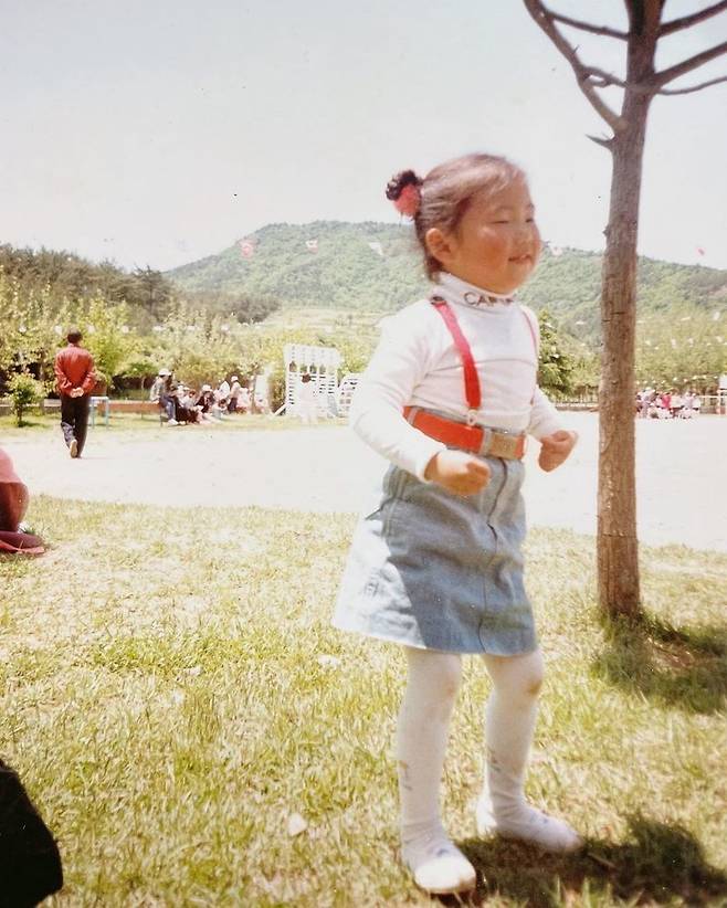 Singer Song Ga-in reveals childhood photosOn July 31, Song Ga-in wrote on his Instagram: How many fallen Gurnee Mills...?Kick Kindergarten and posted a picture.In the open photo, Song Ga-in is playing with excitement and is buried with dirt on his knees as if he has fallen many times.The cute and lovely atmosphere of the young Song Ga-in catches the eye.The netizens who watched the photos responded It is so cute, It is perfect, It is lovely.Song Ga-in, who made his debut with his single album Sanbam A River Wind Love in 2012, won the 24th South Korea Entertainment Arts Award for Best New Artist, the 4th South Korea Arts and Culture Star Award for Best New Artist.Song Ga-in has since gained huge popularity, topping the TV Chosun Mistrot in 2019.Meanwhile, Song Ga-in appears in JTBCs new entertainment program Pungryu Captain - War of Hip Singers.