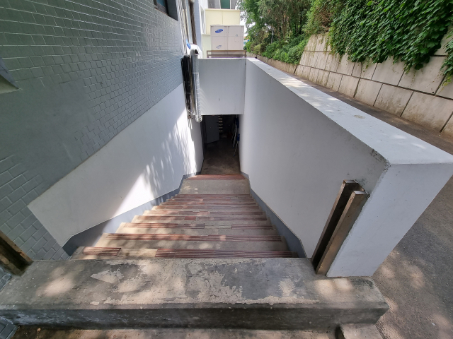 ▲ 공포의 대공수사국은 서울시 남산별관으로 변했다. 하지만 건물 뒤로 가면 지하취조실로 가는 계단이 남아 있다. ⓒ손호철