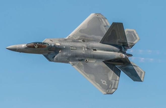 미 공군 F-22 전투기가 훈련을 위해 비행하고 있다. 미 공군 제공