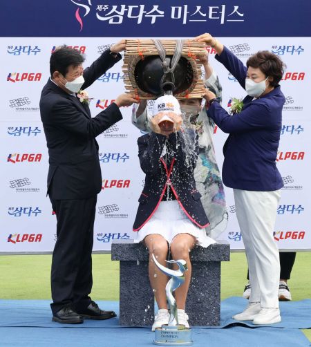 오지현이 제주삼다수마스터스 우승 직후 독특한 세리머니를 펼치고 있다. 사진제공=KLPGA