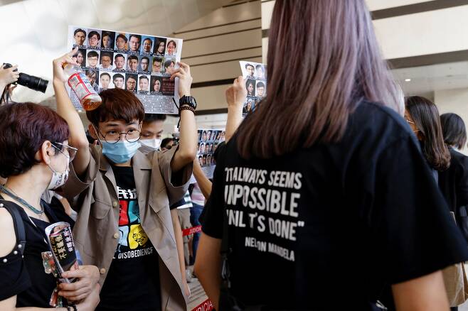 2021년 7월 8일 홍콩 서부 카오룽 법원 주변에서 국가보안법 위반 혐의로 기소된 민주 인사 47명을 응원하는 시민들이 플래카드를 들고 시위를 벌이고 있다. /연합뉴스