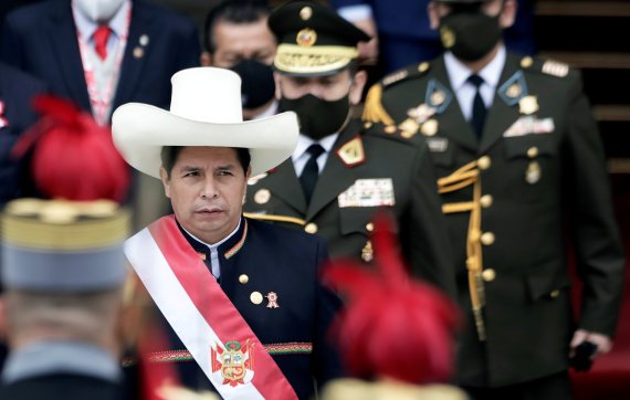페드로 카스티요(가운데 흰색모자) 페루 대통령이 7월 28일(현지시간) 수도 리마의 의회에서 취임 선서를 한 뒤 의사당을 빠져 나오고 있다. 로이터뉴스1