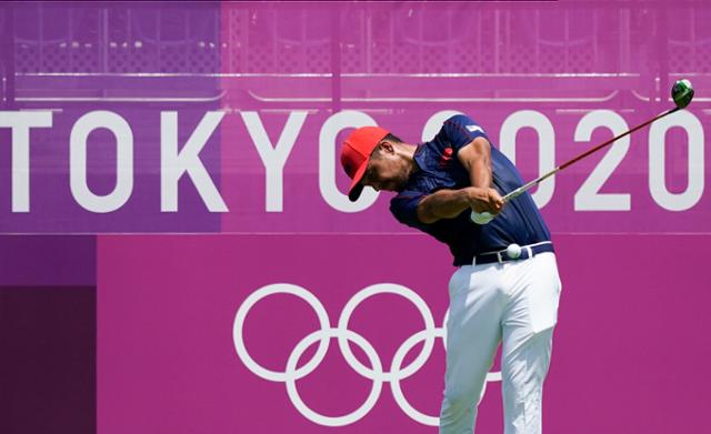 미국의 잰더 쇼플리는가 1일 일본 사이타마현 가와고에의 가스미가세키 컨트리클럽(파71)에서 도쿄올림픽 남자 골프 최종라운드 1번홀에서 티샷을 하고 있다. 사이타마=AP