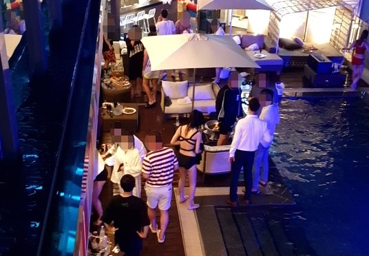 지난달 31일 오후 강원 강릉시의 한 호텔에서 수십 명이 참가한 풀 파티가 진행되고 있는 모습. [사진 강릉시]