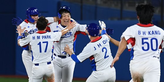 김현수(왼쪽에서 3번째)의 끝내기 안타로 도미니카전에서 극적인 역전승을 올린 뒤 기뻐하는 야구대표팀 선수들 [요코하마=올림픽사진공동취재단]