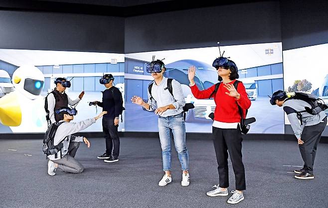 2019년부터는 가상현실(VR) 기술을 활용해 가상공간에서 자동차 디자인을 평가하고 수정하는 세계 최대 규모의 VR 디자인 품평장을 마련했다. /사진제공=현대차그룹