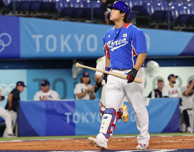 야구 대표팀 강백호가 지난 7월31일 도쿄올림픽 조별리그 미국전에서 삼진을 당한 뒤 더그아웃으로 돌아가고 있다. 연합뉴스