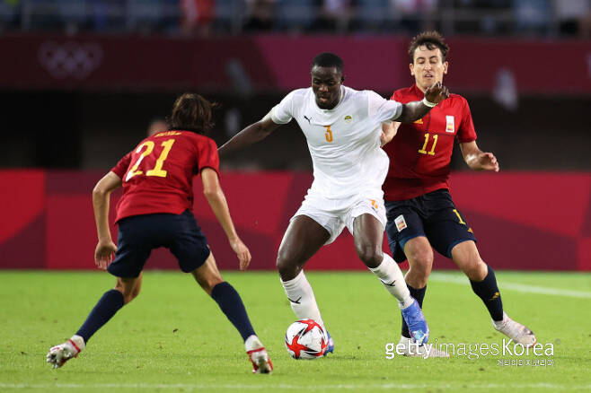 코트디부아르 수비수 에릭 바이가 31일 도쿄올림픽 남자축구 스페인과 8강전에서 드리블하고 있다. Getty Images코리아