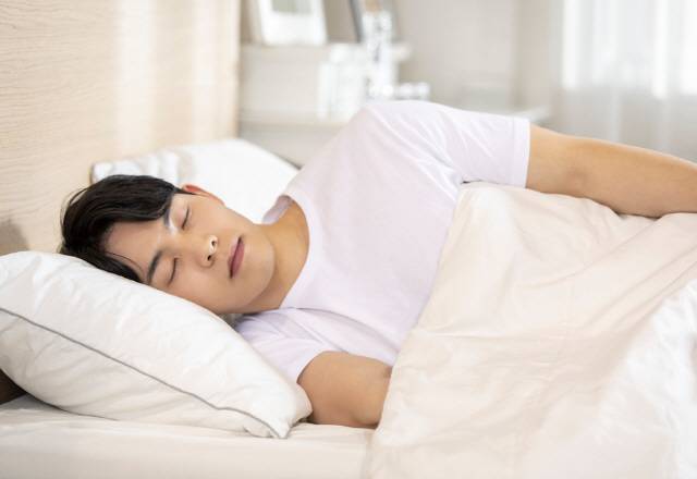 척추관협착증이 있을 경우, 옆으로 누워 허리를 조금 구부리면 척추관이 넓어지면서 통증이 완화될 수 있다./사진=클립아트코리아