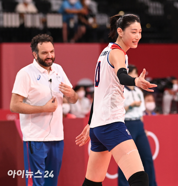 한국 김연경이 2일 일본 도쿄 아리아케 아레나에서 열린 '2020 도쿄올림픽' 여자배구 예선 A조 세르비아와 대한민국의 경기에서 기뻐하고 있다.