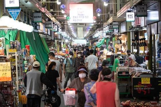 2일 서울시내 한 전통시장을 찾은 시민들이 장을 보고 있다. 전국민의 88%에게 1인당 25만원씩 지급되는 상생 국민지원금(5차 재난지원금)은 동네마트나 식당, 편의점 등 소상공인·자영업자 매장에서 주로 사용할 수 있을 전망이다. 지난해 전국민 재난지원금과 마찬가지로 백화점이나 온라인몰, 유흥업종 등에서는 사용이 불가하다. 뉴스1