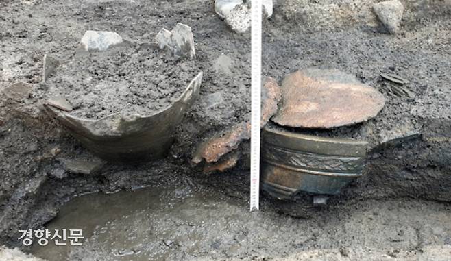 발굴 당시 항아리 모습. 한글 금속활자는 항아리 안, 동종 등은 항아리 밖에 묻혔다. 수도문물연구원 제공